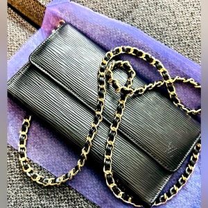 Black Louis Vuitton Epi Wallet DC: AR0028